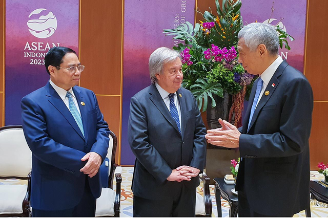 Thủ tướng Phạm Minh Chính trao đổi với Thủ tướng Singapore và Tổng thư ký Liên Hợp Quốc